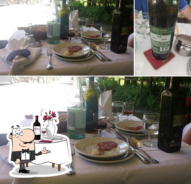 La tavolo da pranzo e cibo del ristorante