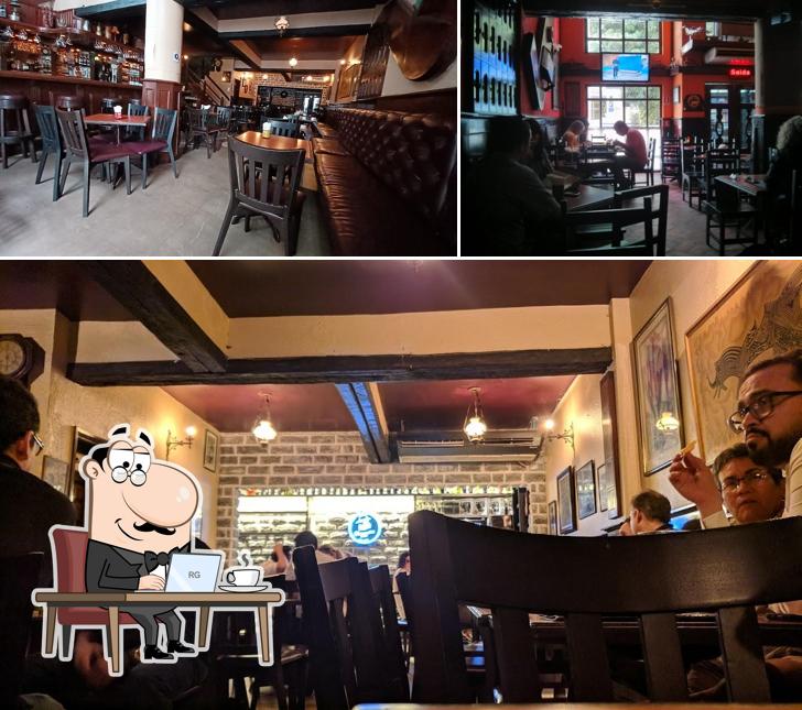 O interior do Cosanostra Café