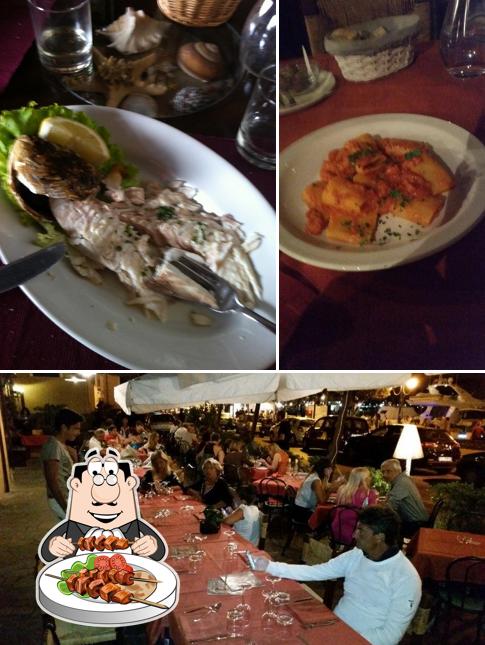 La foto di cibo e tavolo da pranzo da Taverna Lupo Di Mare