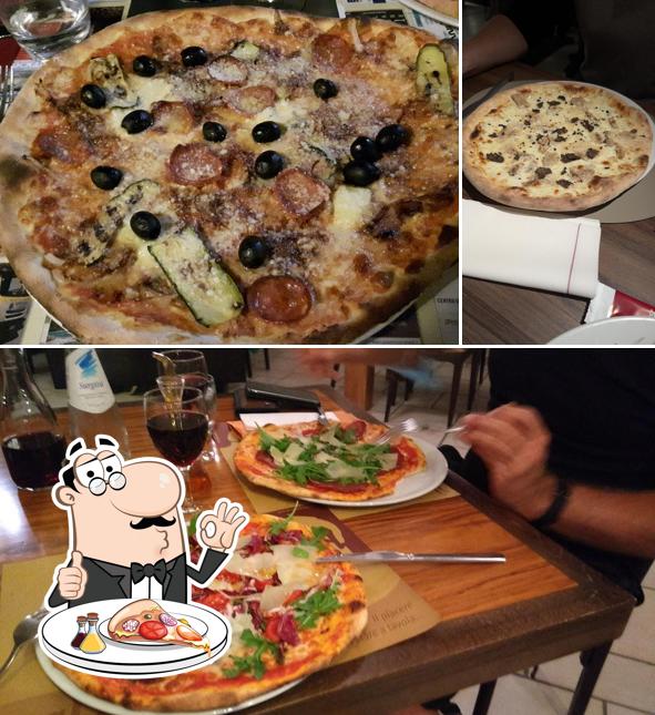 A Pizzeria Ristorante al Fiume, puoi provare una bella pizza