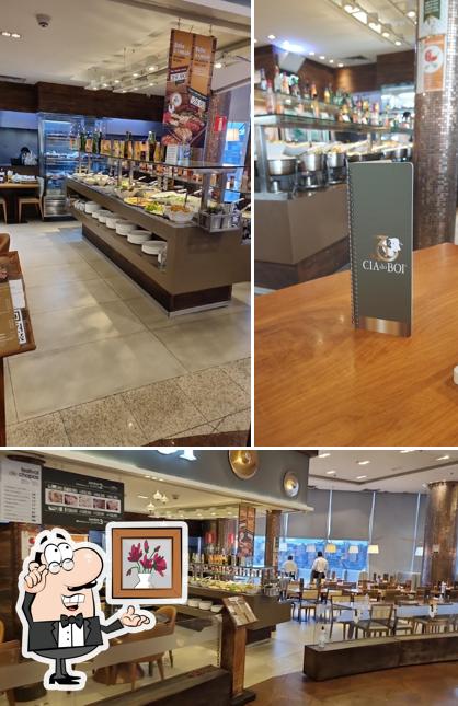 Sente em uma das mesas no Cia do Boi