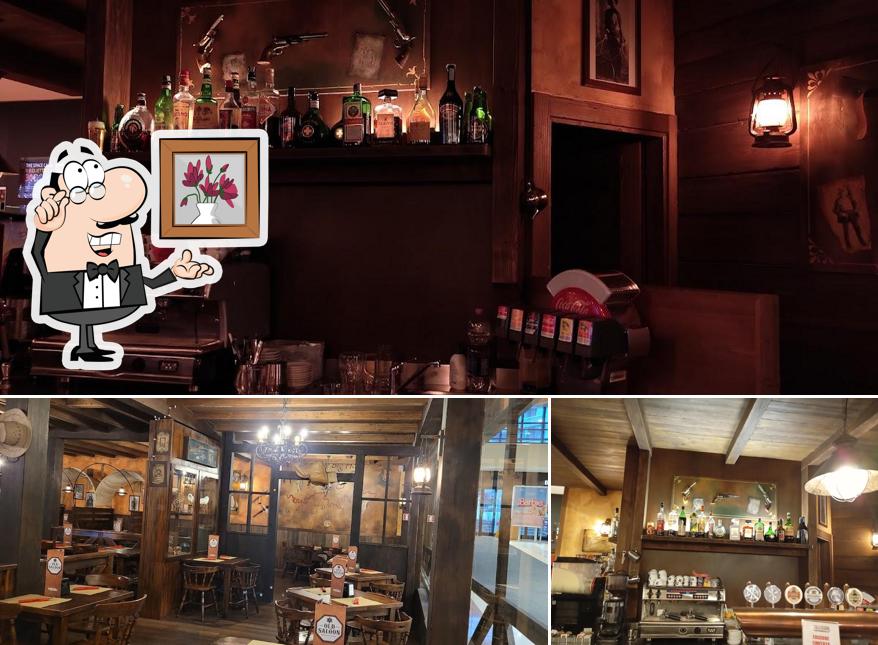 La foto della interni e bevanda di Old Saloon