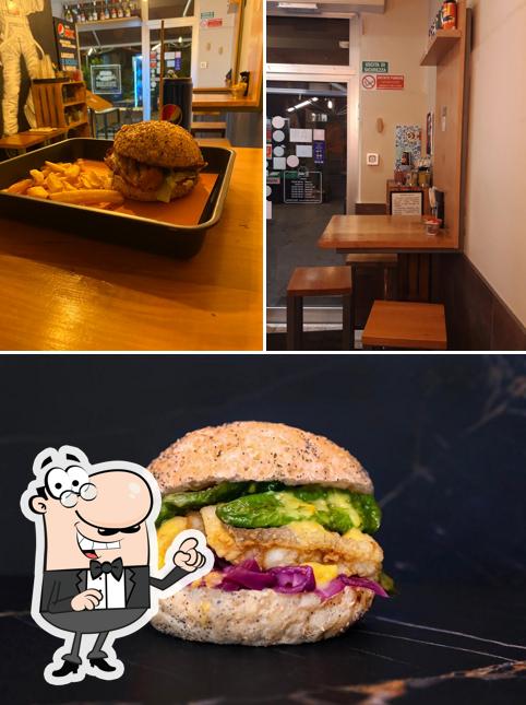 Questa è la immagine che presenta la interni e cibo di Amburgheria Creativa Forlì