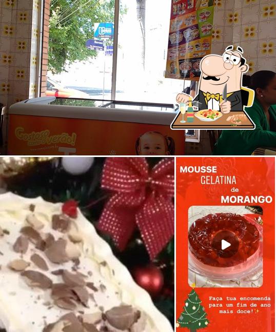 A comida e exterior do restaurante