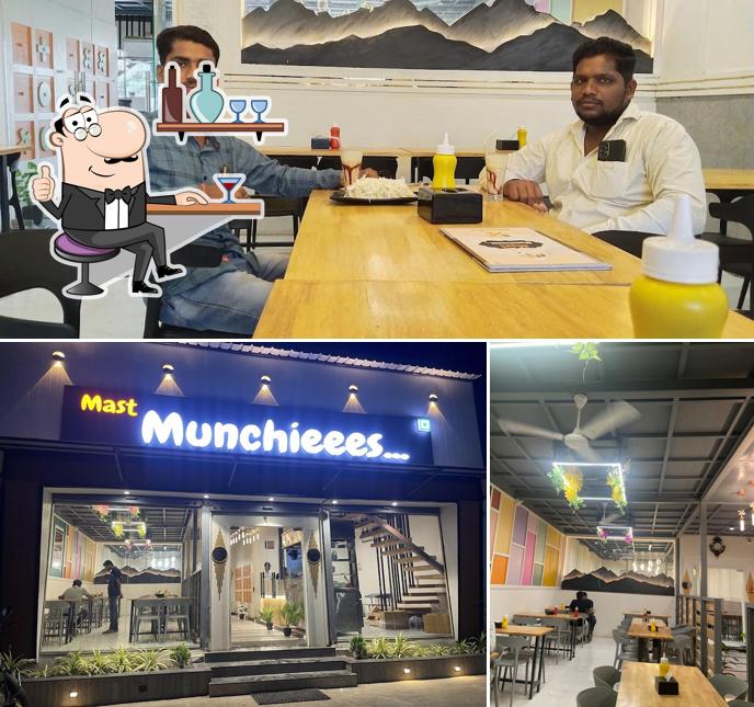 MAST MUNCHIEEES मस्त मंचीज