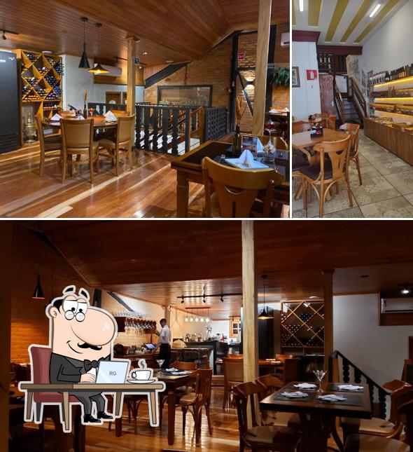 Sente em uma das mesas no Le Chalet Fondue & Bistrô