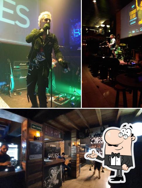 Sente em uma das mesas no Blues Bar