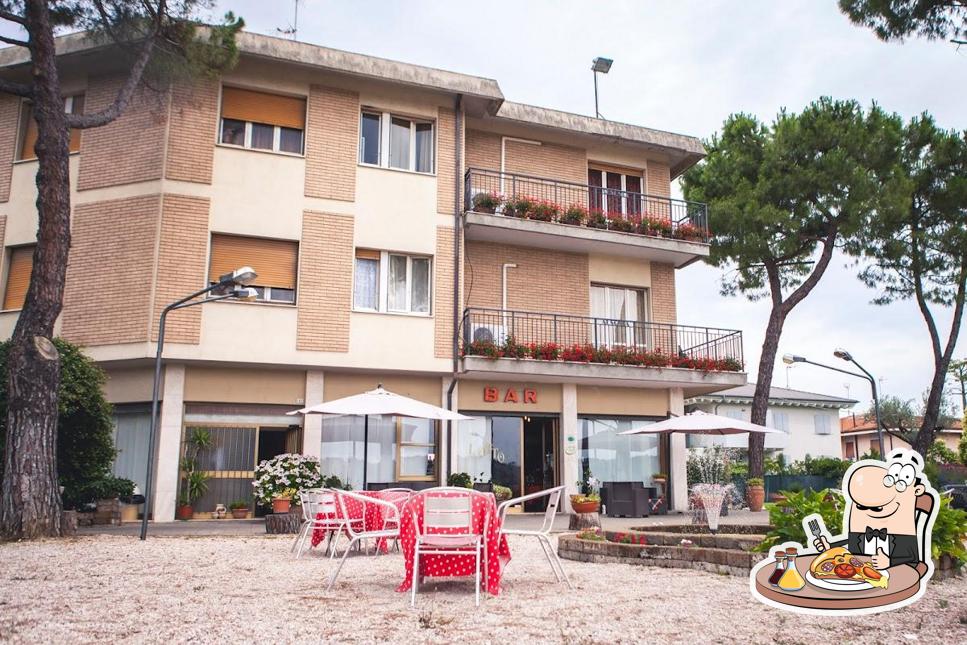 Scegli una pizza a Hotel Ristorante Bar Ausonia