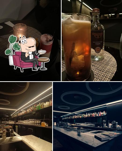 Dai un’occhiata alla foto che presenta la interni e cibo di nowhere club