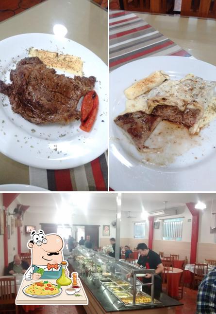 Confira a imagem mostrando comida e interior no Restaurante Adams Grill ( Fraternal)