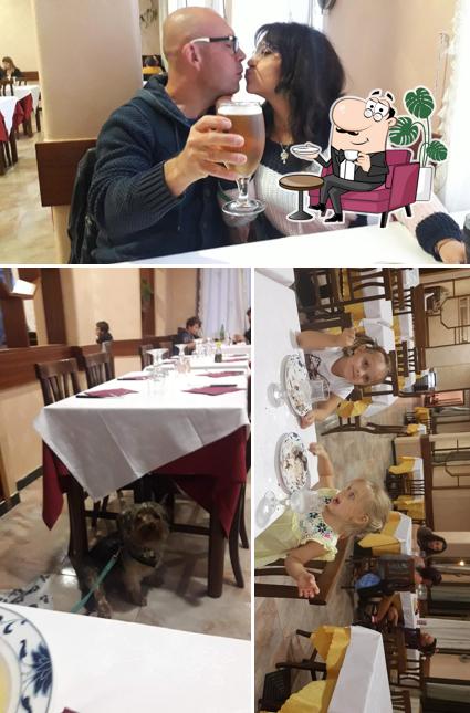 Siediti a un tavolo di Ristorante Pizzeria Cinese XingWang