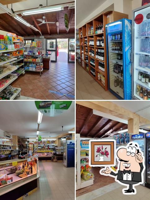 Tra le varie cose da Da Tutino si possono trovare la interni e cibo