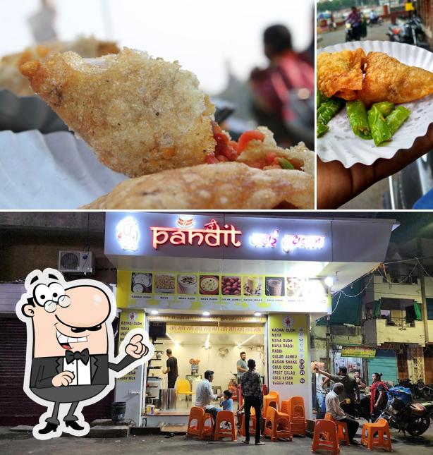 Check out the outside part of Raju Patti Samosa