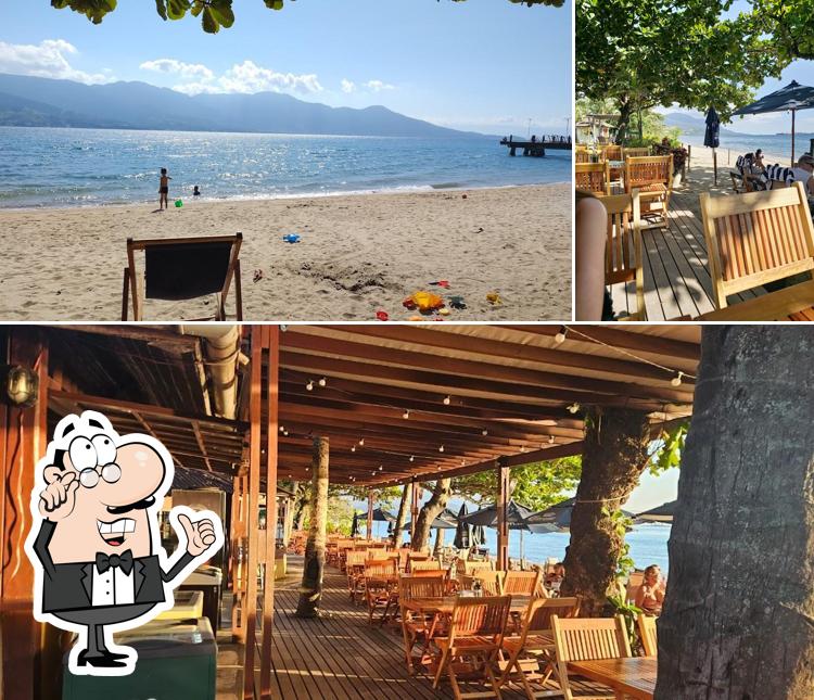 Sente em uma das mesas no Restaurante Porto do Engenho - Ilhabela