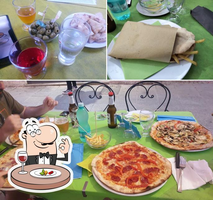 Tra le varie cose da Pizzeria Caffetteria Pasticceria Margherita si possono trovare la cibo e bevanda
