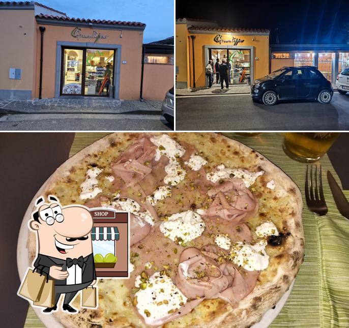 Questa è la immagine che mostra la esterno e pizza di Green Pepper