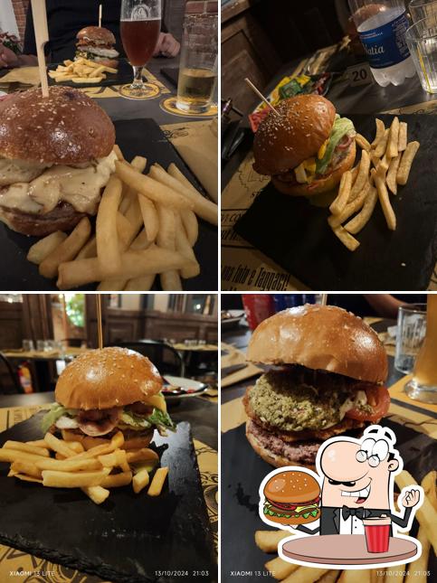 Ordina un hamburger a Valhalla Pub & SteakHouse