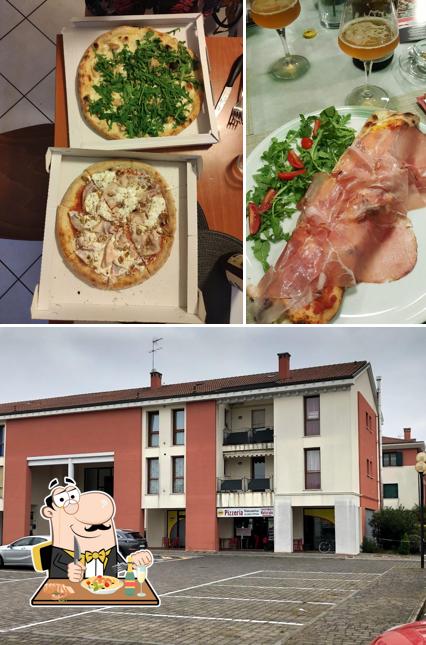 Guarda la foto che mostra la cibo e esterno di Daily Pizzeria