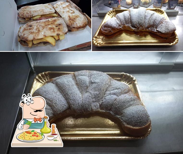 Cibo al PECCATI DI GOLA "cornetti produzione propria e pizza in teglia