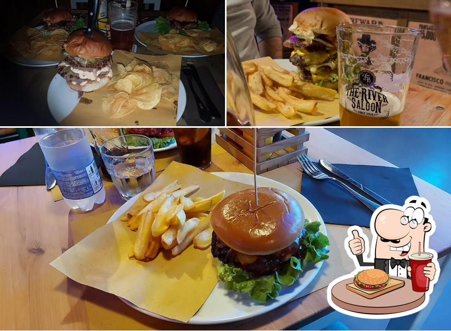 Ordina un hamburger a The River Saloon