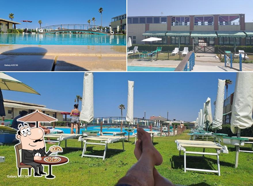 Puoi goderti l'aria fresca da seduto all'esterno di Acqua e Sale - Stabilimento Balneare