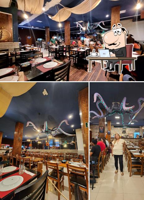 O interior do Porto Pirata Pizzaria