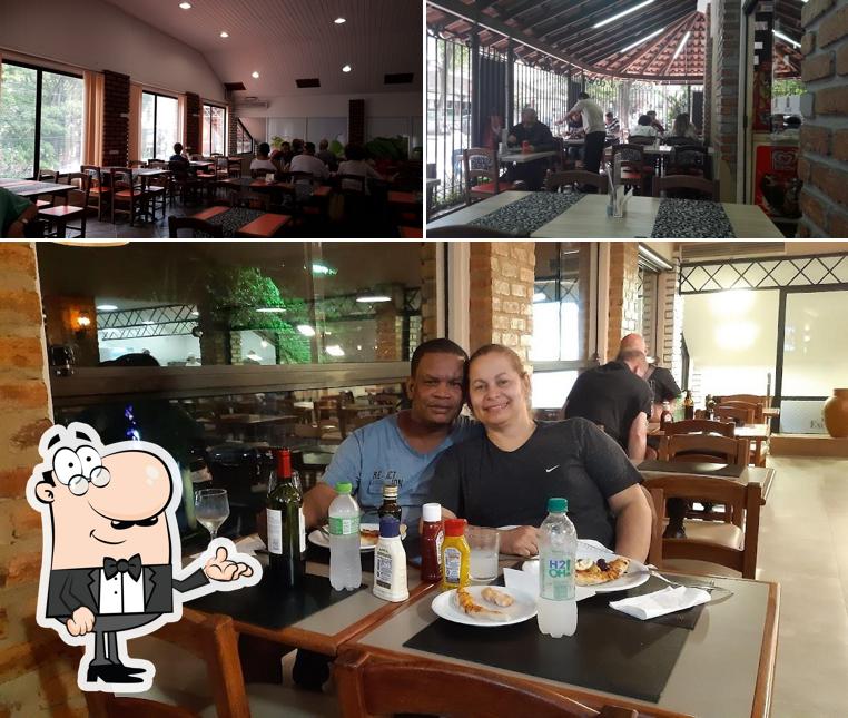 Sente em uma das mesas no Restaurante e Pizzaria Excalibur