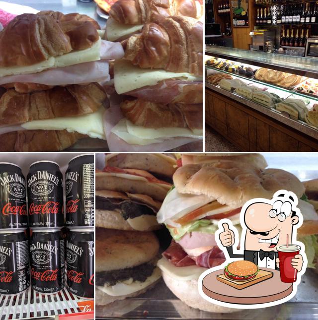 Prova un hamburger a SNACK BAR GELATERIA IL PIONIERE