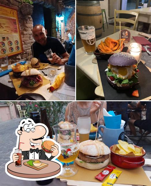 Ordina un hamburger a Il BeeRiccio Shop&Food