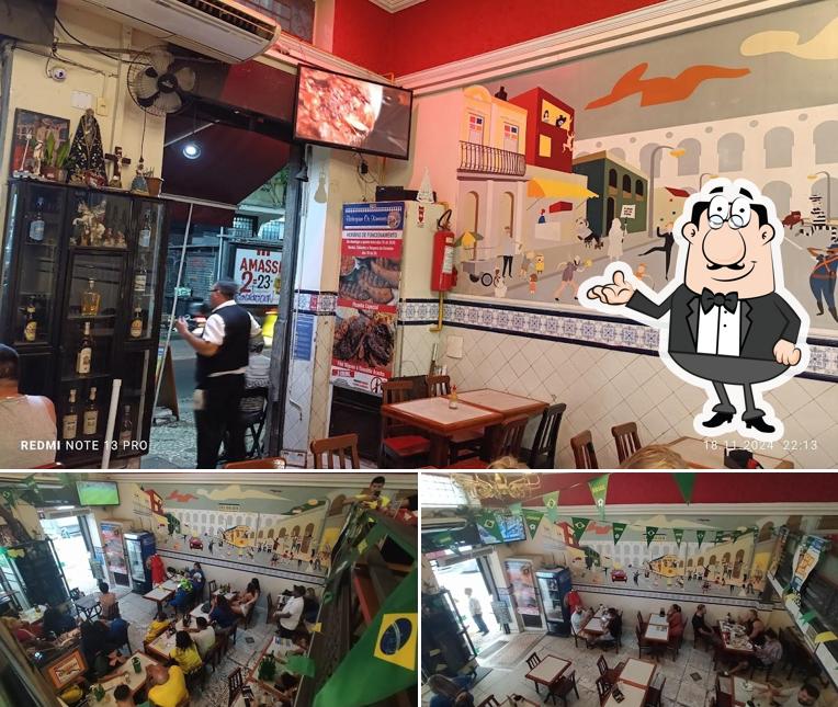 Sente em uma das mesas no BOTEQUIM OS XIMENES