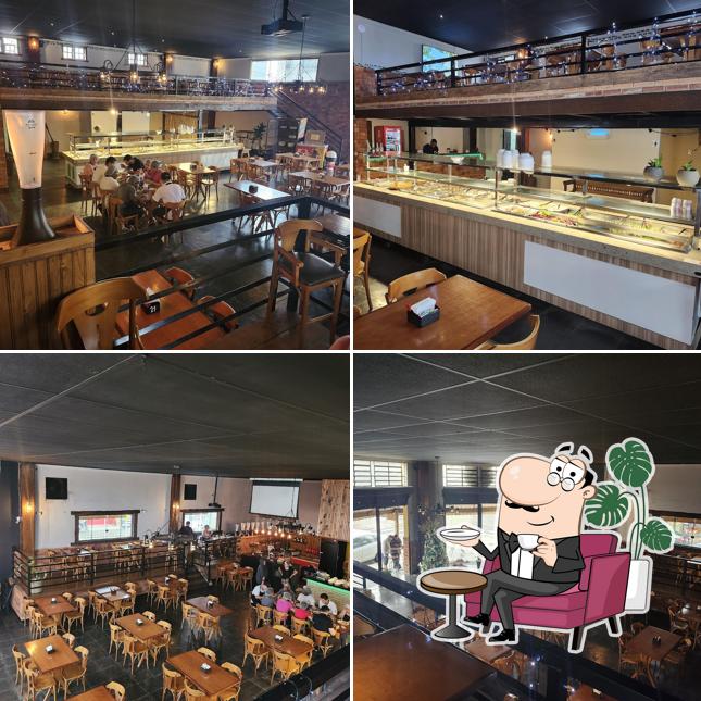 Sente em uma das mesas no Deck Minas Restaurante