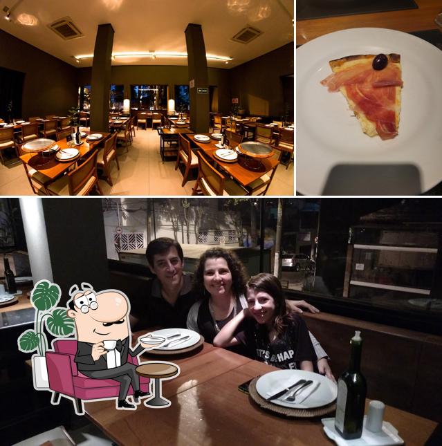 A ilustração da interior e comida no SalaVip São Bernardo