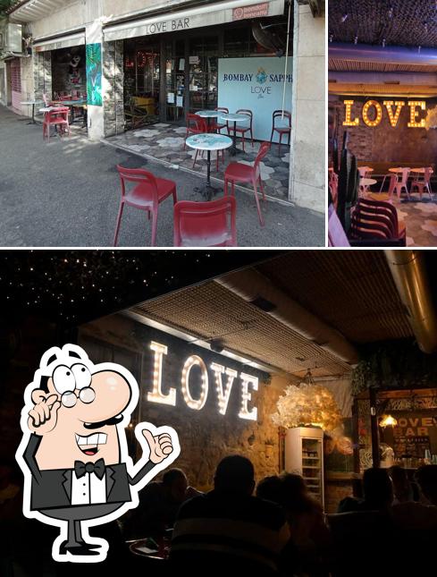 Dai un'occhiata agli interni di Love Bar