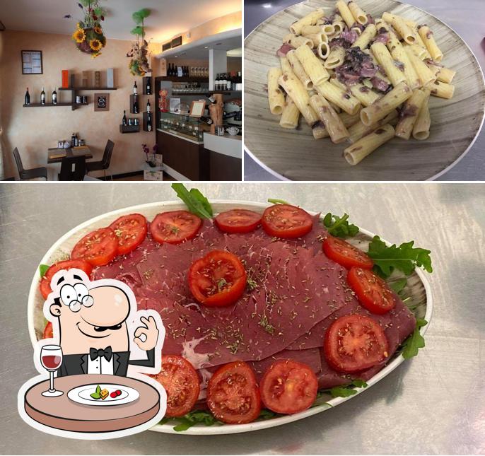 Tra le varie cose da Bar Rujo si possono trovare la cibo e interni