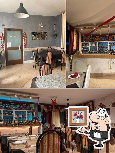 Siediti a un tavolo di Punjabi village ristorante indiano