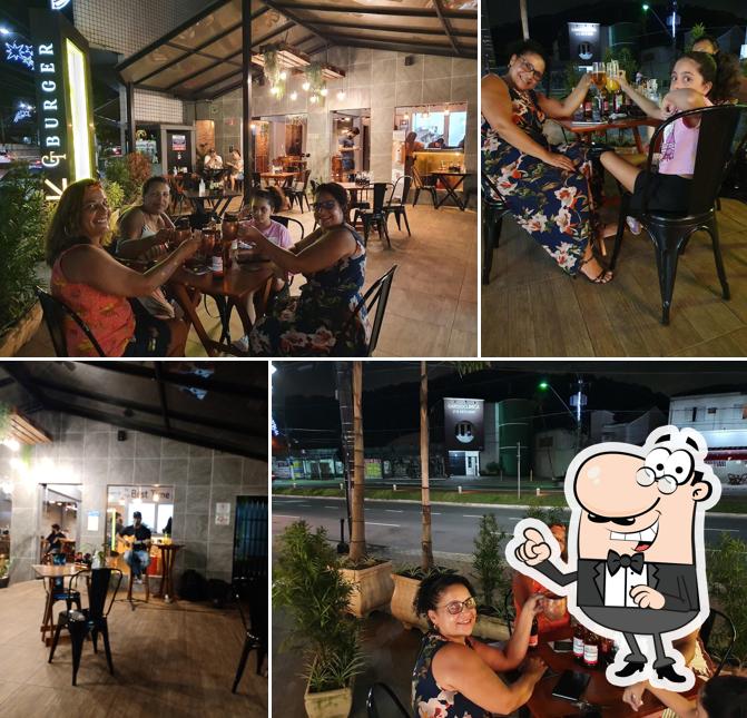 Sente em uma das mesas no Good Times Burger