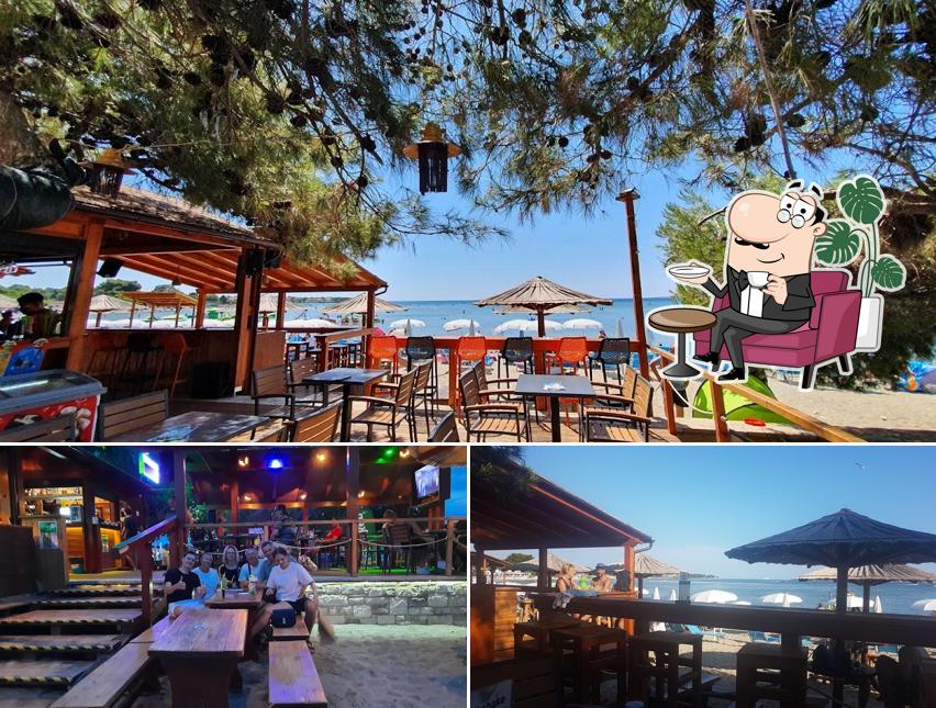 Siediti a un tavolo di Barracuda Beach Bar