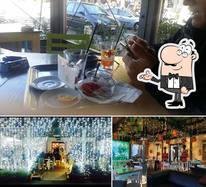 Siediti a un tavolo di Caffè Carones