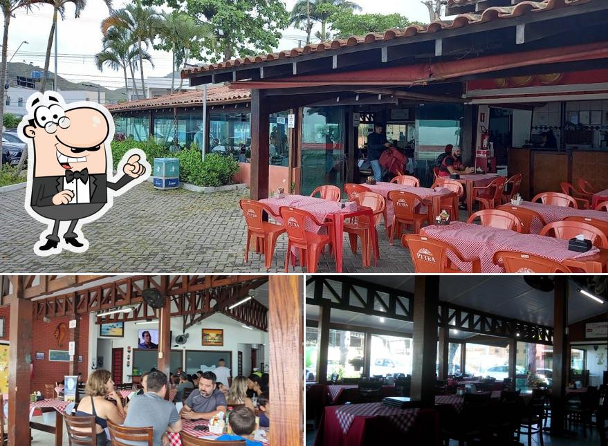 Sente em uma das mesas no Restaurante Sem Compromisso