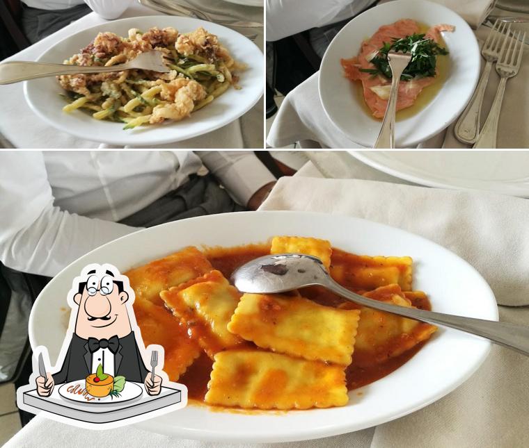 Platti al Ristorante La Nave 1950