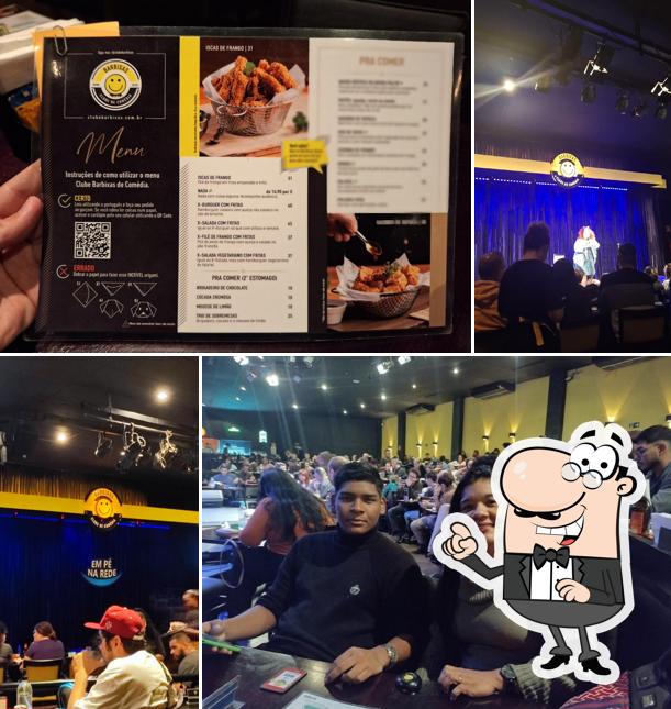 Sente em uma das mesas no Clube Barbixas De Comédia