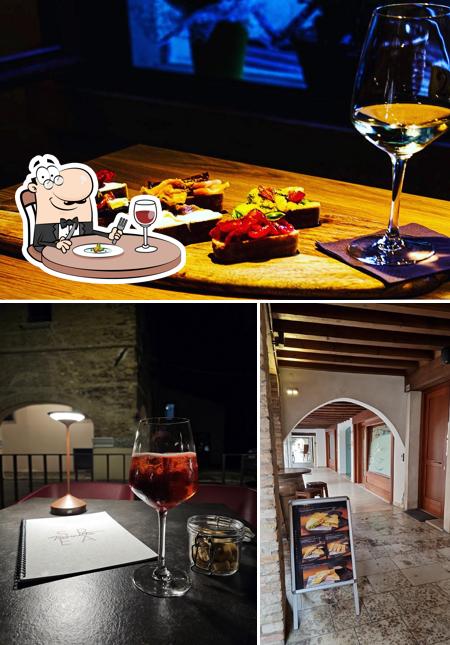 Dai un’occhiata alla foto che mostra la cibo e tavolo da pranzo di Tavernetta