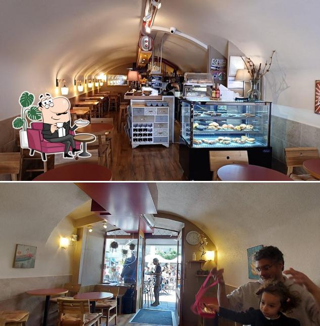 Siediti a un tavolo di Briolay