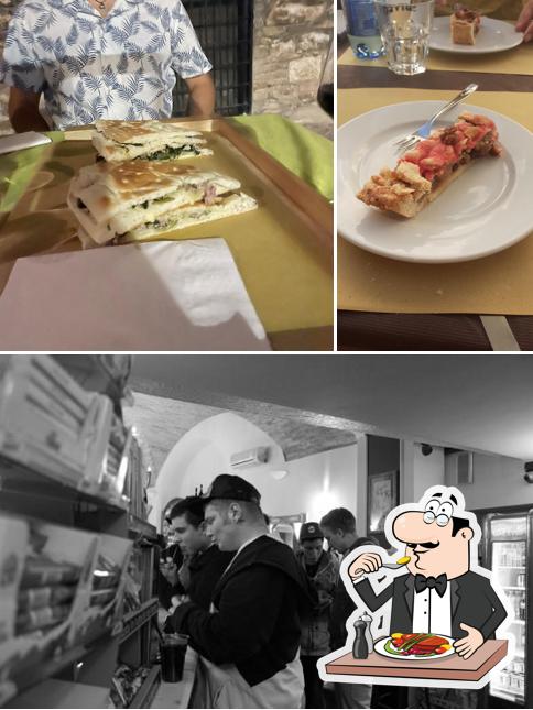 Tra le varie cose da Bar Trovellesi si possono trovare la cibo e interni