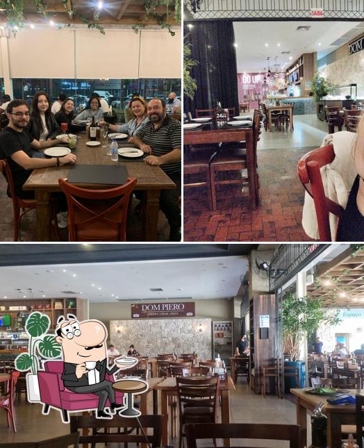 Sente em uma das mesas no Dom Piero Churrasco, Galeto e Massas