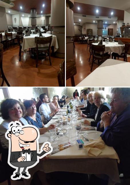La immagine di interni e tavolo da pranzo da Ristorante Pizzeria Gallo Verde