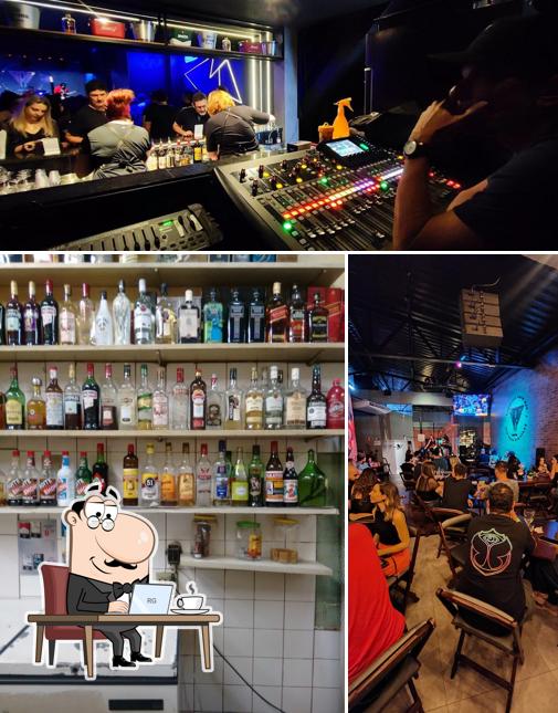 O interior do Benjamim Rock Bar