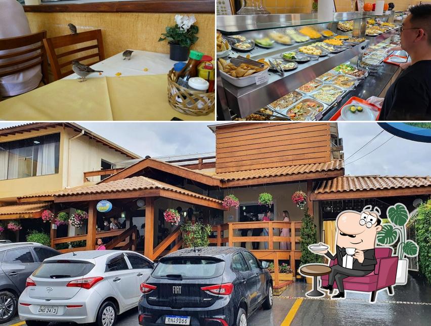 Entre diferentes coisas, interior e exterior podem ser encontrados no Restaurante Oasis