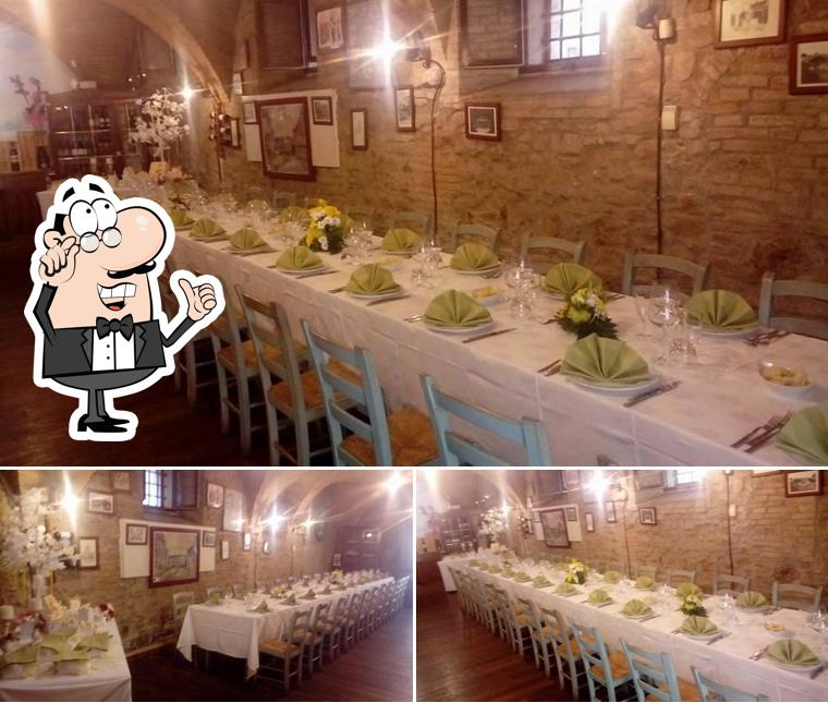 La foto di interni e tavolo da pranzo da Osteria Del Podesta' Di Picciurro Salvatore