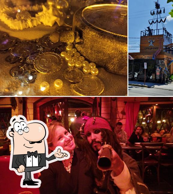 Sente em uma das mesas no Pizzaria Cara de Mau